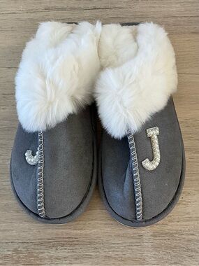 NWT Gray Faux Fur Slippers Pearl Initial J Size 40-41 US 9-10